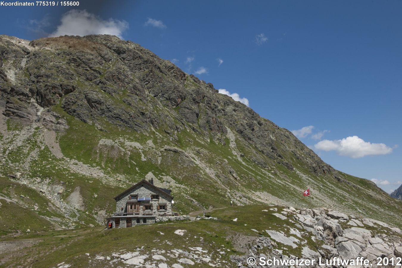 Chamanna Jenatsch CAS. Die Hütte ist dreistöckig. Die Hütte ist geöffnet von Juni bis Oktober, über Weihnachten/Neujahr und von Februar bis April.